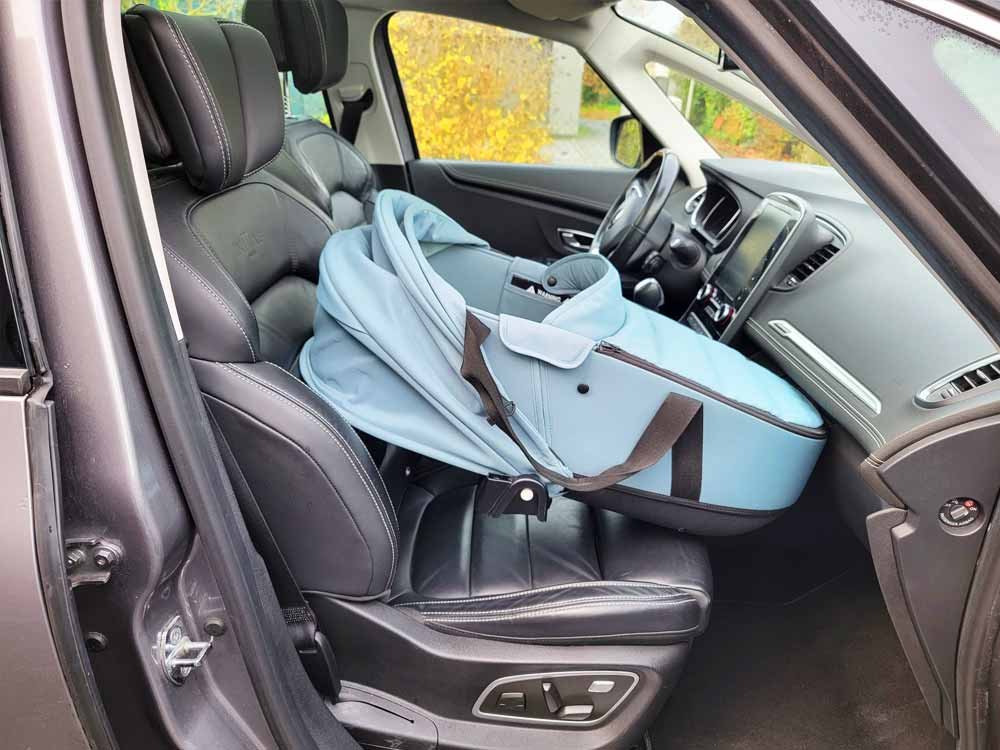YOYO Babyzen navicella immagazzinato sul sedile del passeggero dell'auto