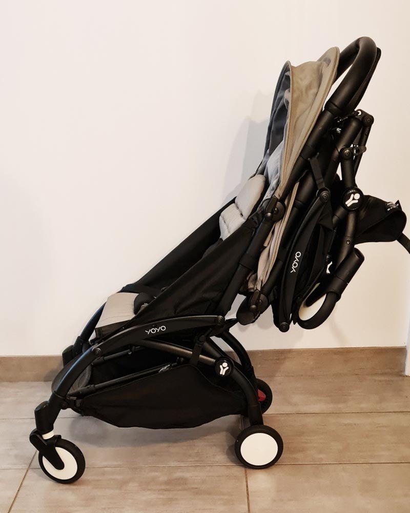 Il passeggino di connessione YOYO piegato sul retro di un passeggino YOYO 6+